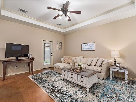 4th image of 411 Hayes Ln
