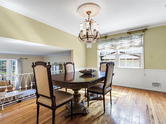 3rd image of 14 Loewen Court
