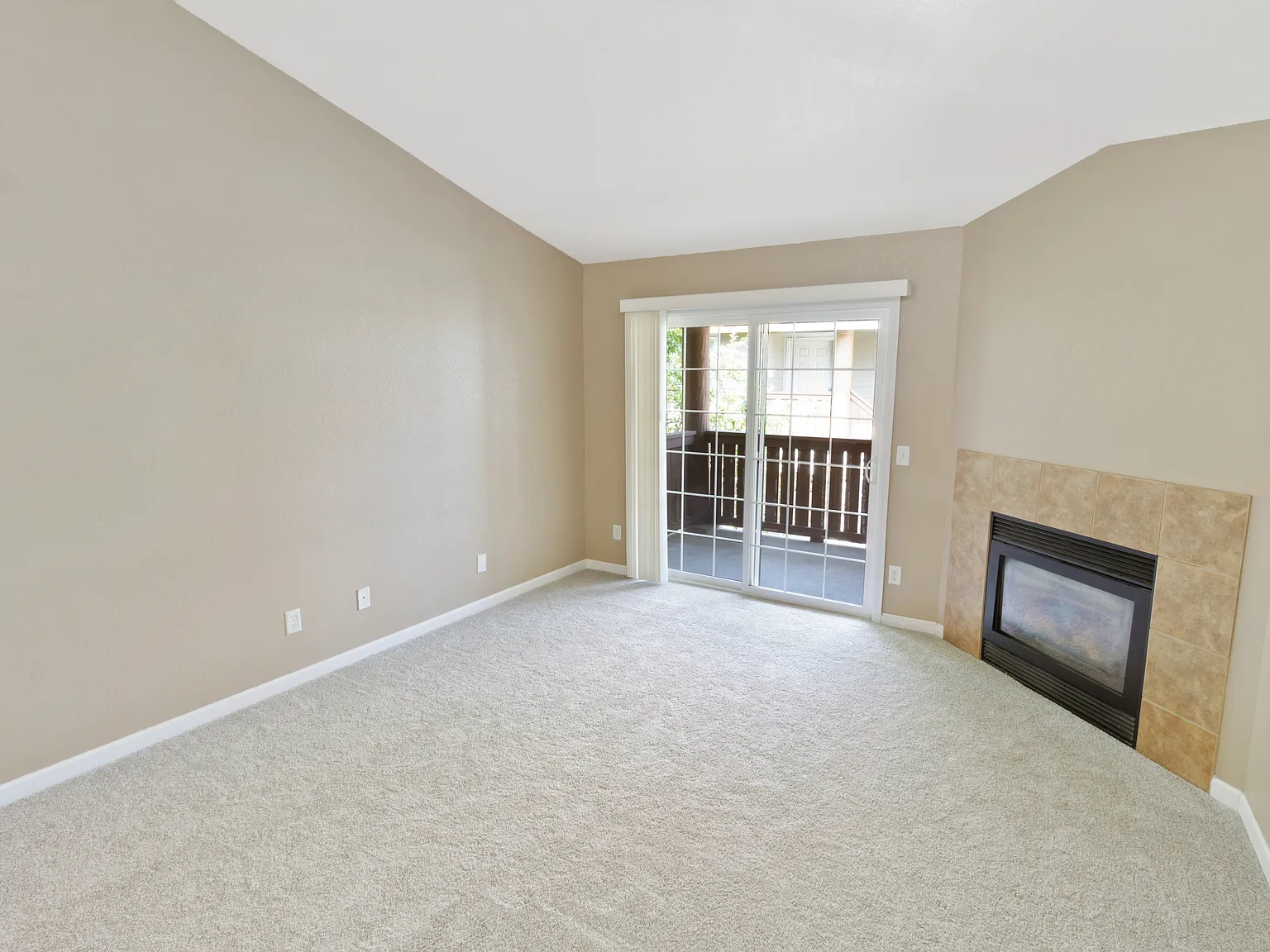 2 bed, 1038 sqft, $1,700 — Photo 3