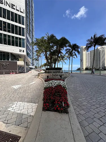325 Biscayne Blvd #2215 Photo 1