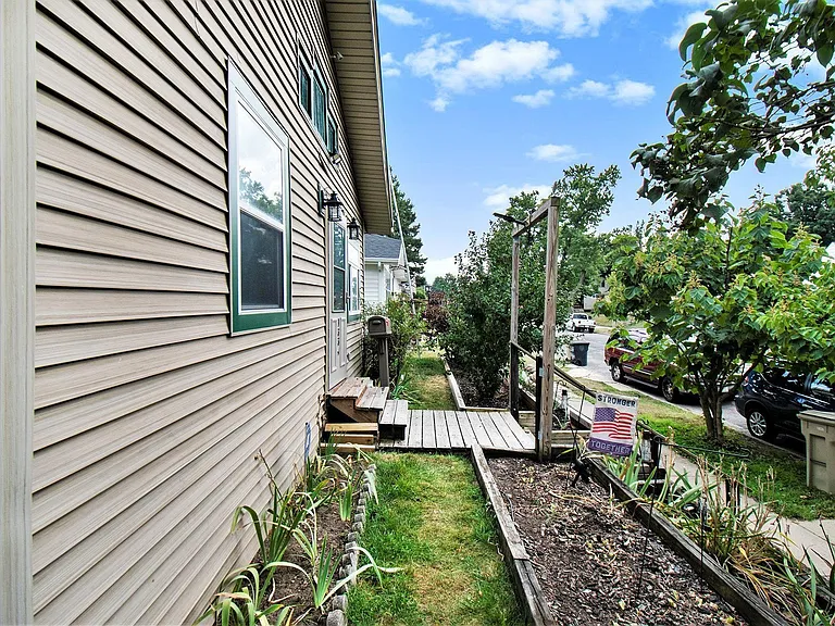 1334 College St — Photo 19