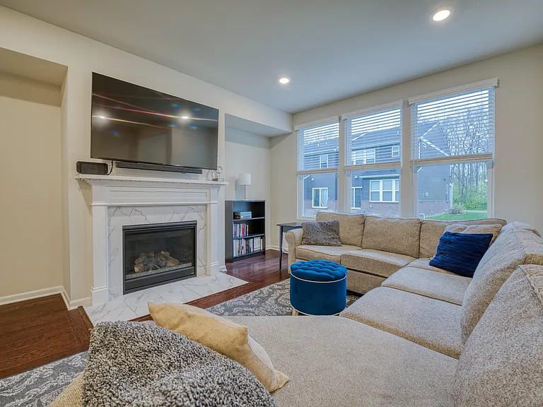 2832 Fairgrove Cres — Photo 11