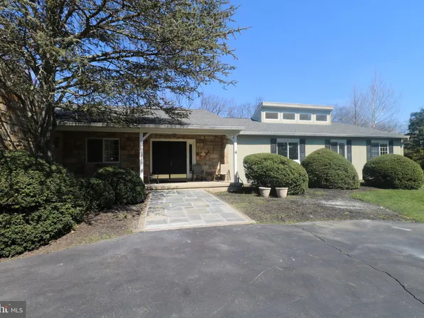 4 N Woods Dr, Pennington, NJ 08534