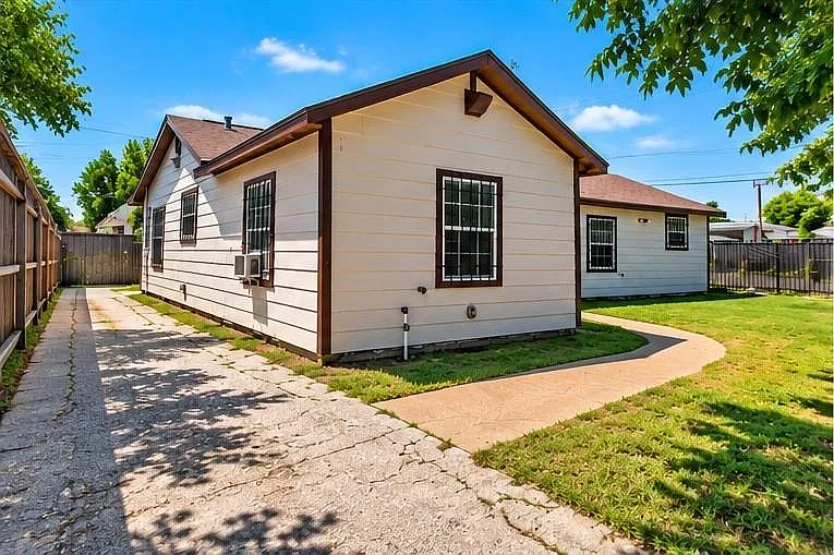 2 bed, 1.0 bath, 1106 sqft, $1,600 — Photo 2