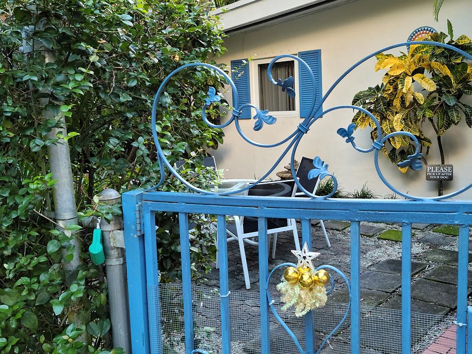 Front privacy gate to cottage