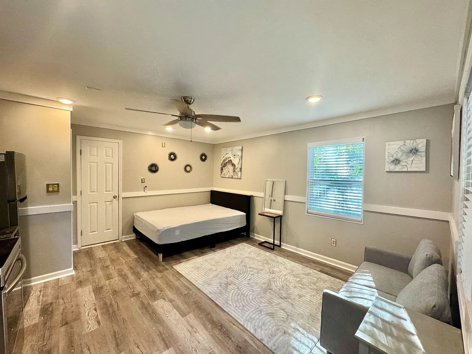 1 bed, 1.0 bath, 186 sqft, $1,594 — Photo 1
