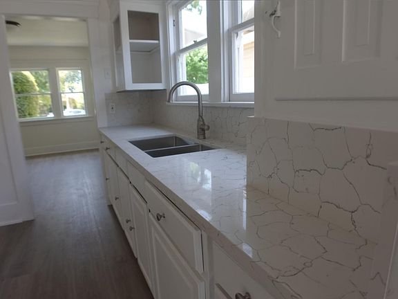5th image of 6028 Comstock Ave