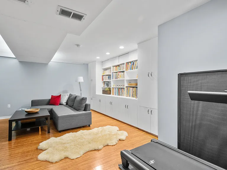 617 S American St — Photo 32