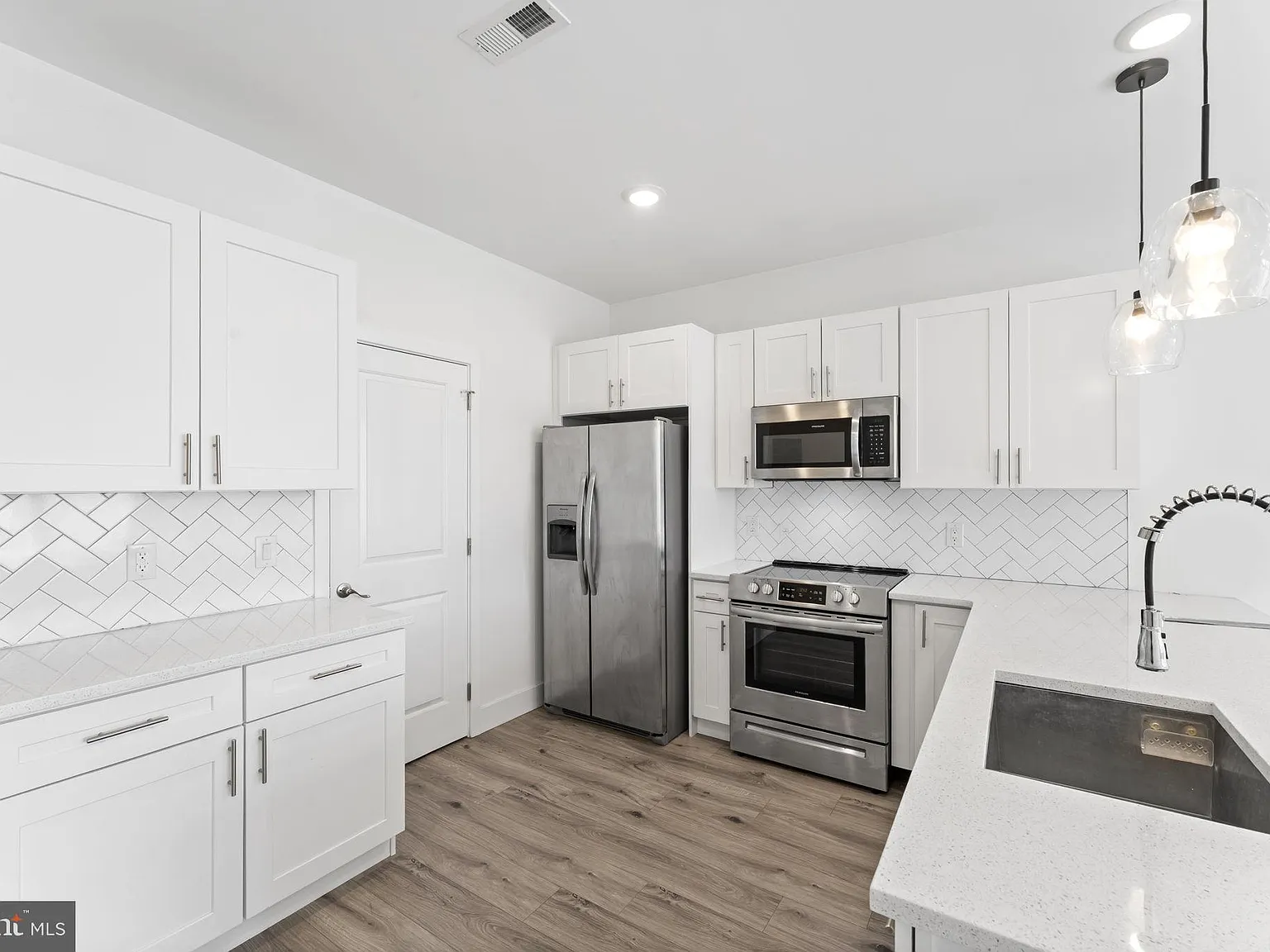 2 bed, 2.0 bath, 1000 sqft, $1,595 — Photo 3