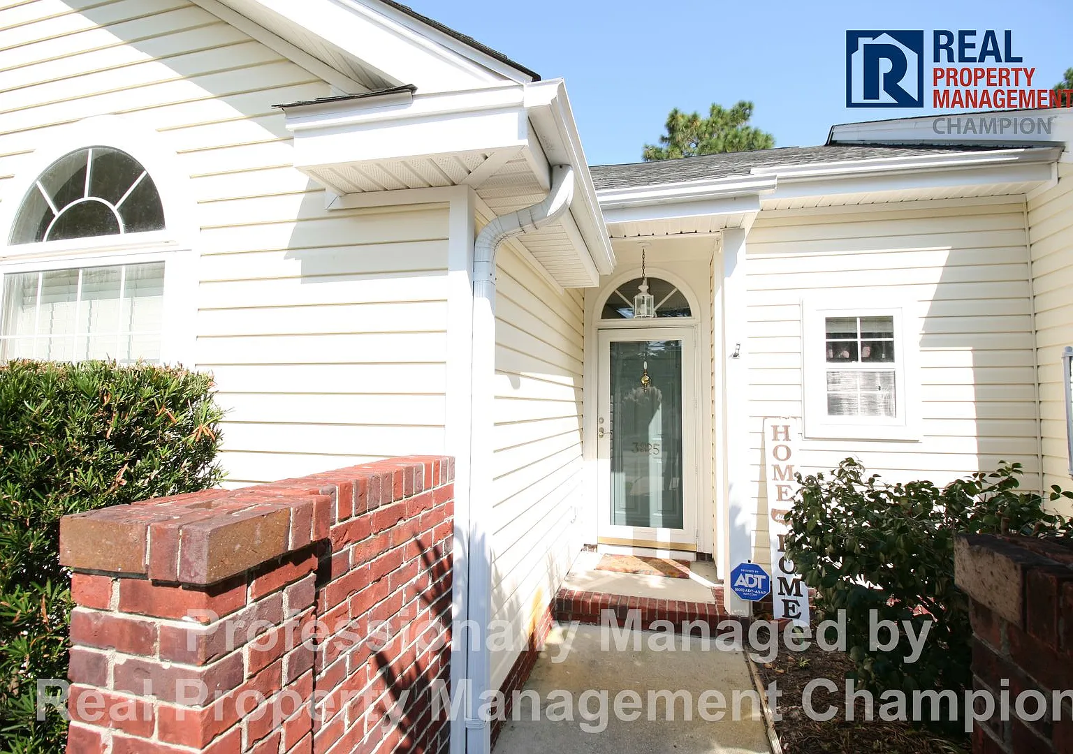 Charming 2 BD/2 BA Townhouse w/Split Bedroom Layout and Private Patio — Photo 2