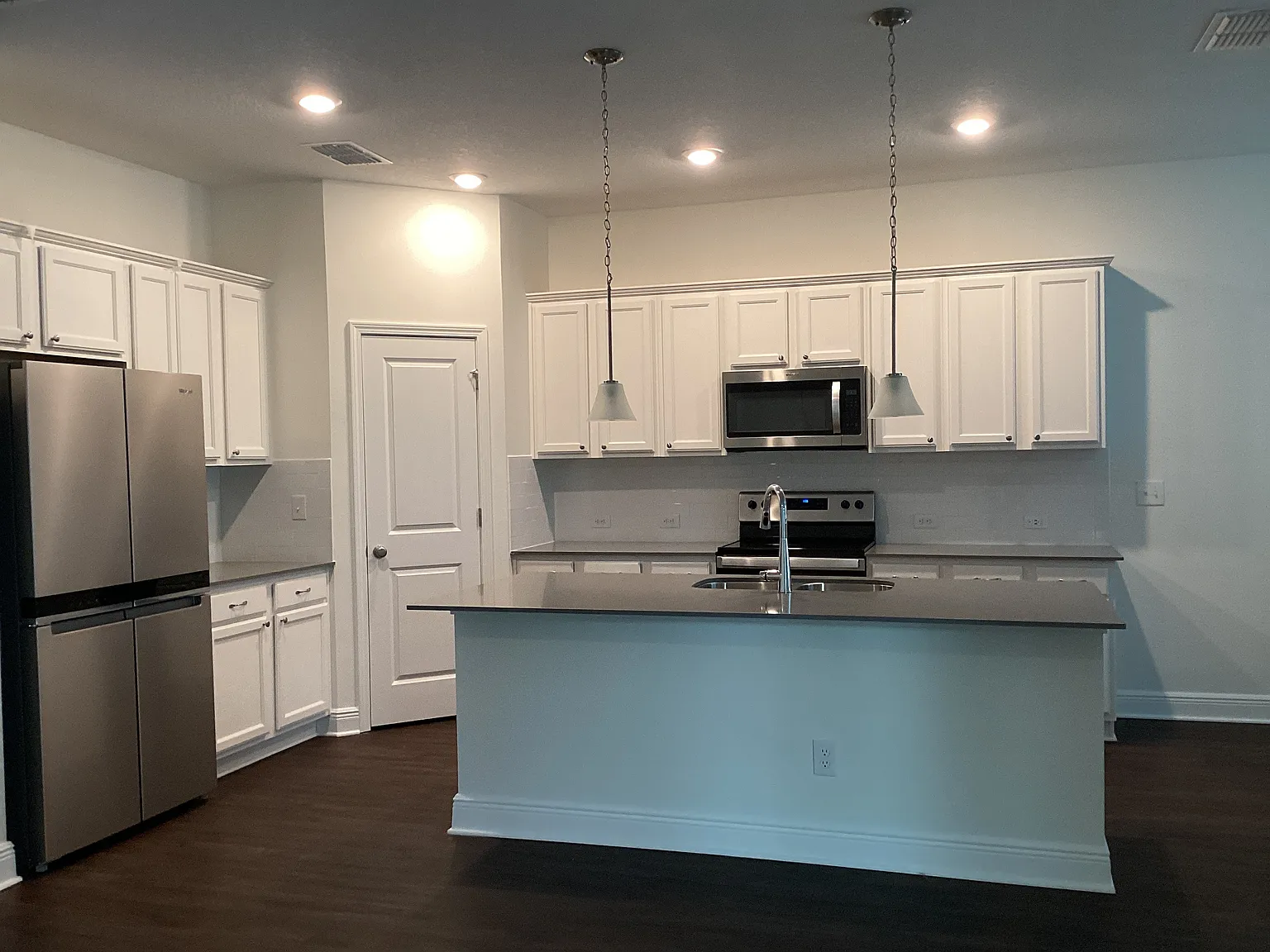 4 bed, 3.0 bath, 2245 sqft, $2,880 — Photo 3
