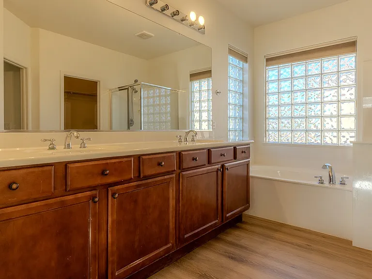 2051 E Carla Vista Dr — Photo 37