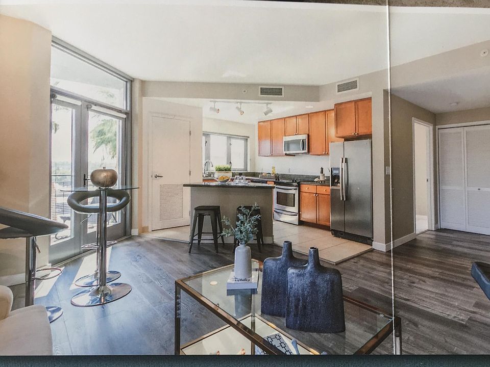 1st image of 175 W Saint James St #9