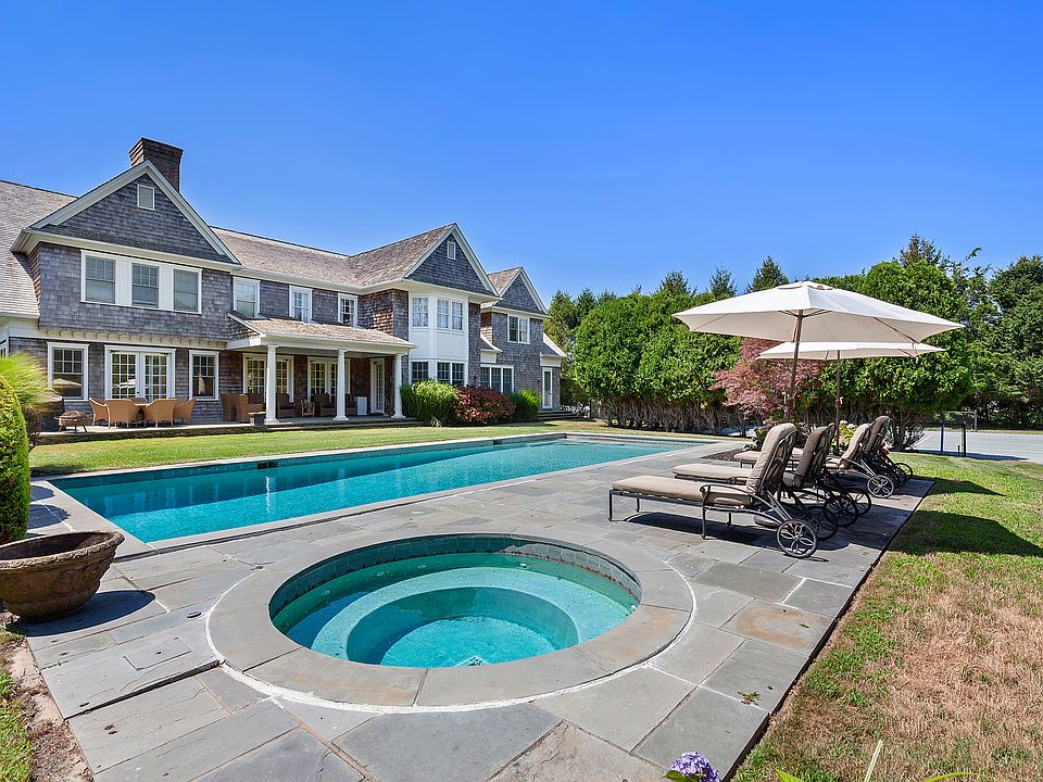 1st image of 12 Sagg Pond Ct