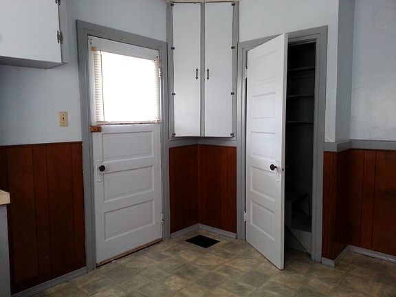 Kitchen / Backdoor / Pantry Closet