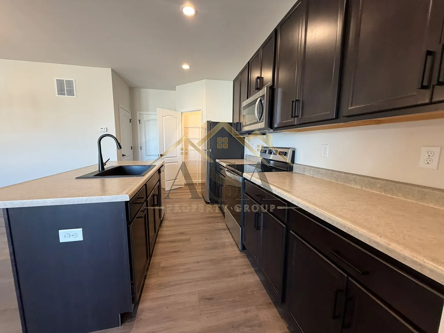 3 bed, 2.5 bath, 1474 sqft, $2,300 — Photo 2