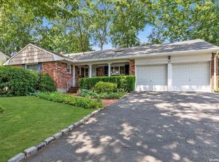 31 Cedar St, Syosset, NY 11791