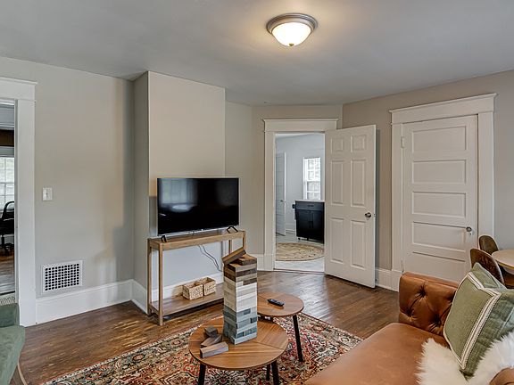 4th image of 1504 W Friendly Ave APT B