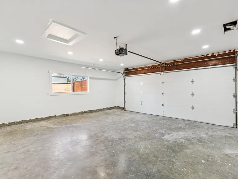 1079 Westwood Dr — Photo 10