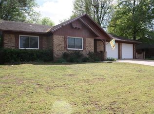 2541 E Sweetbriar Dr, Fayetteville, AR 72703