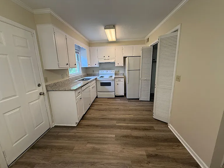 403 Lennon Dr — Photo 5