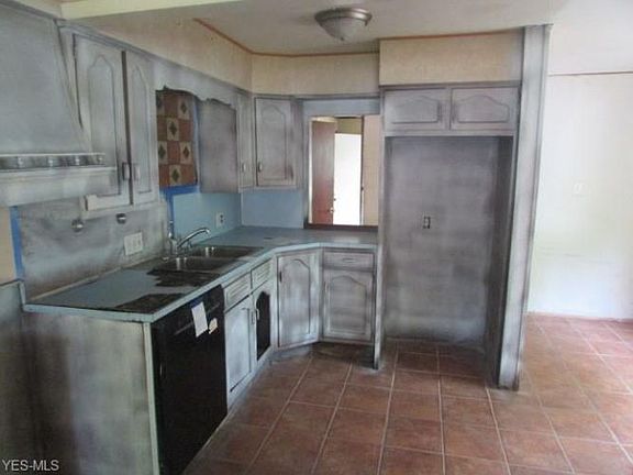 4th image of 348 Erskine Ave