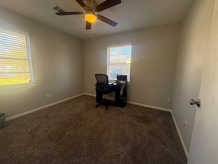 Greylog Dr — Photo 7