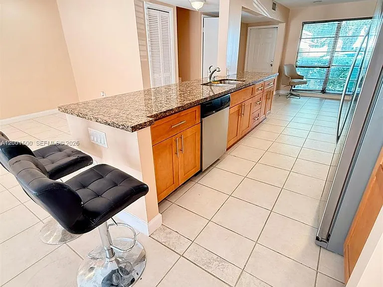 2750 N 34th Ave #9D — Photo 4