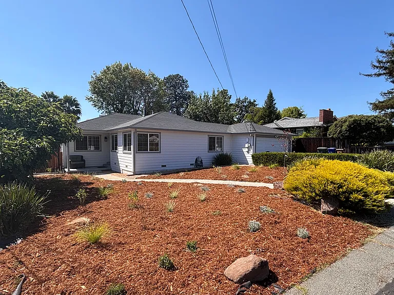 1637 Garnet Ln — Photo 1