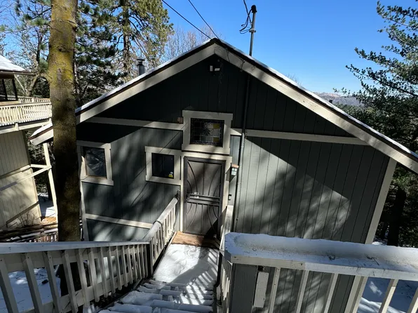 957 Coulter Pine Rd, Crestline, CA 92325