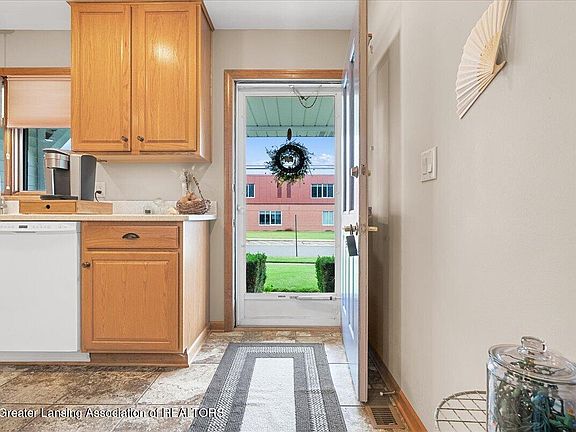 5th image of 628 Jones St