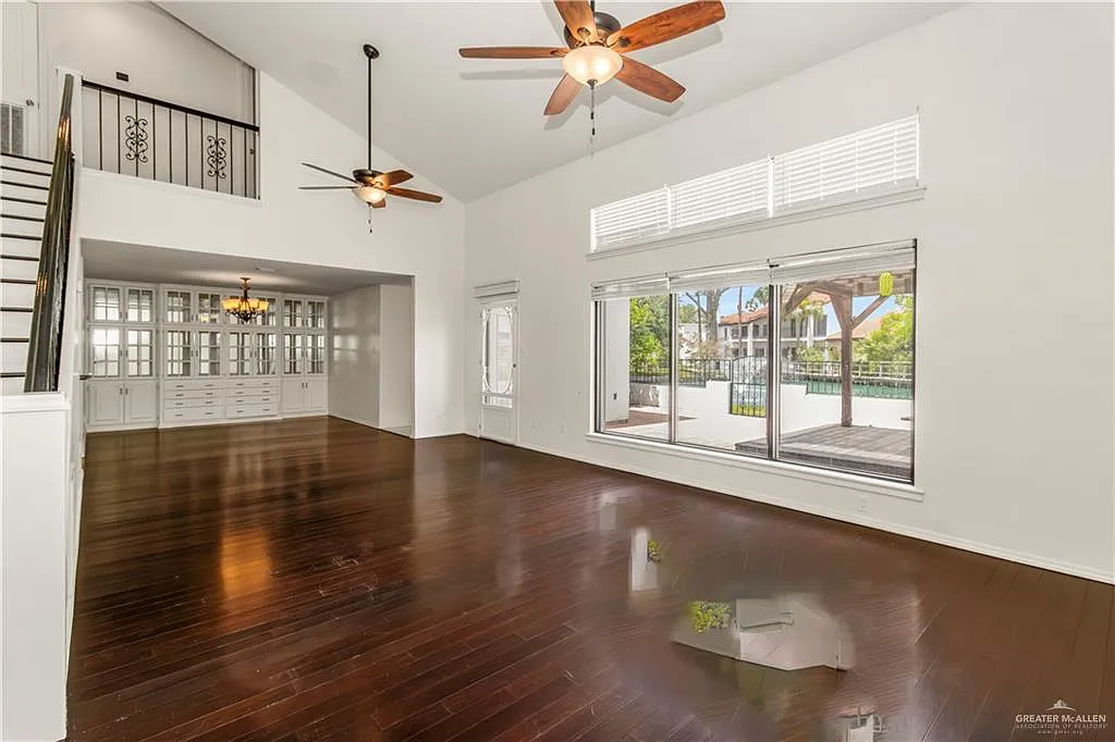 2 bed, 2.5 bath, 2100 sqft, $2,300 — Photo 3