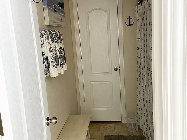 Second view of the second bathroom upstairs