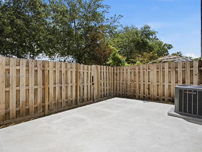 82 SW 3rd Ct — Photo 8