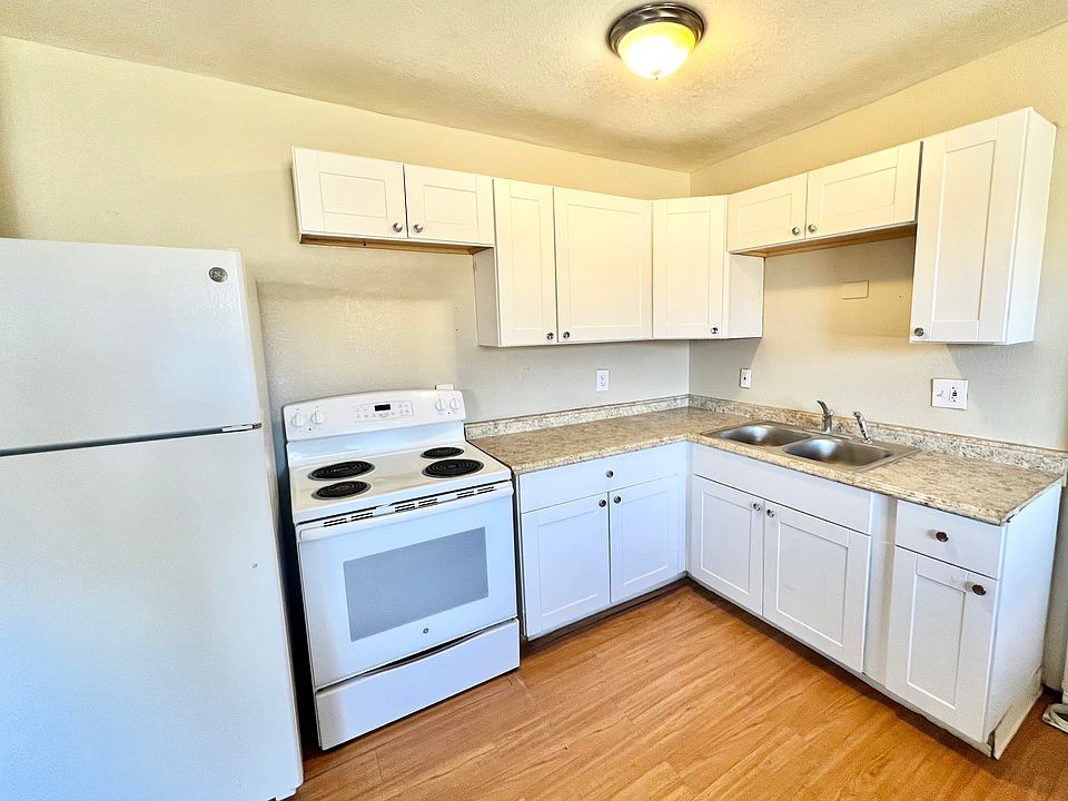 Embrace the charm of this contemporary kitchen, perfect for gourmet cooking. Embrace the charm of this contemporary kitchen, perfect for gourmet cooking.
