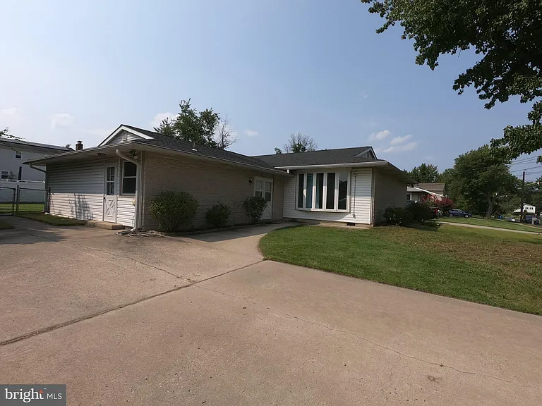 436 S Suffolk Dr — Photo 1