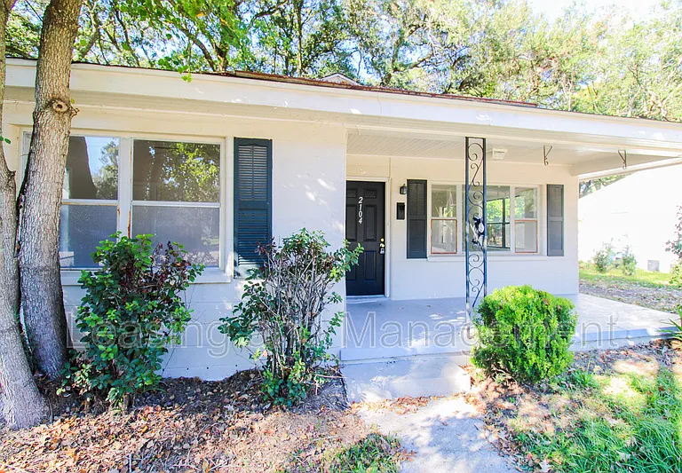 2104 Maybank Hwy — Photo 2