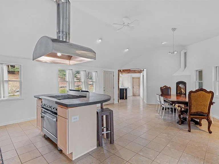 195 Pinnacle Ridge Rd — Photo 10