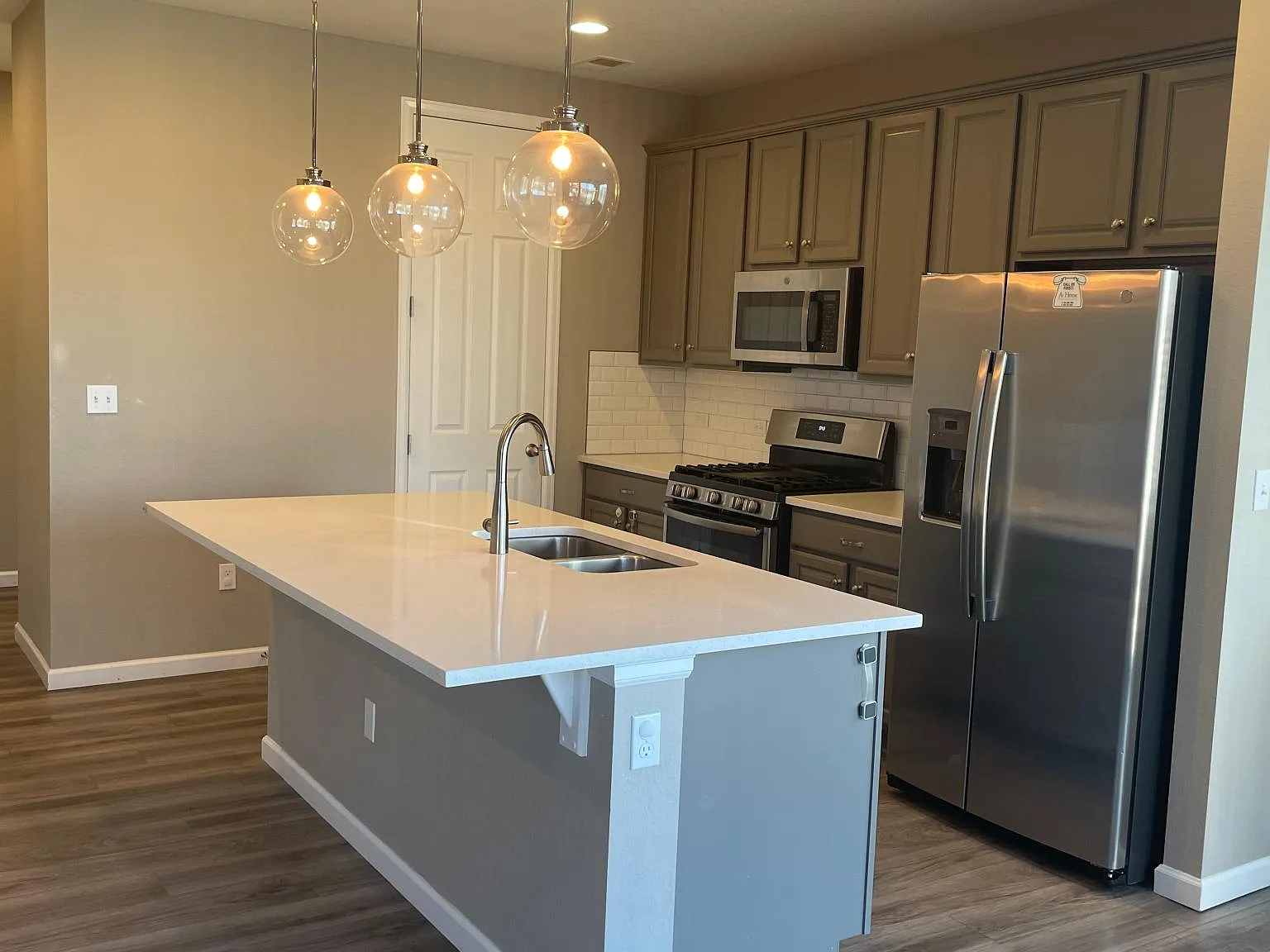 3 bed, 2.5 bath, 1818 sqft, $2,895 — Photo 2