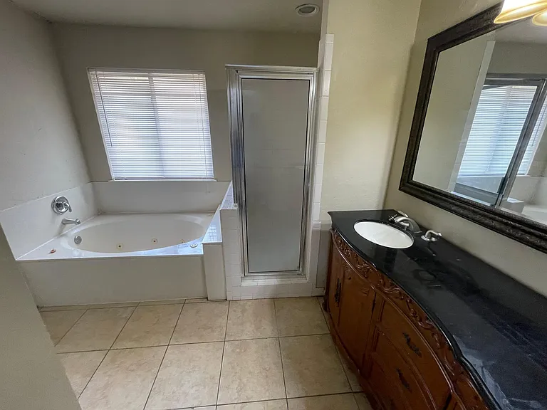 320 Albany Dr — Photo 10