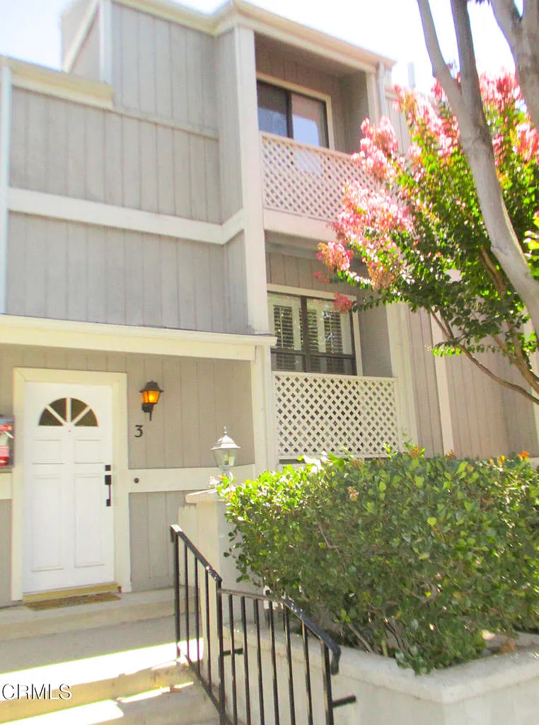 3 bed, 890 sqft, $3,600 — Photo 1