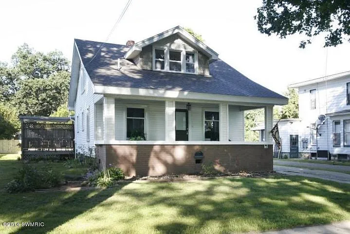 113 S Andrews St photo 1