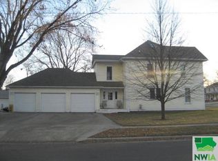 1320 Locust St, Hull, IA 51239