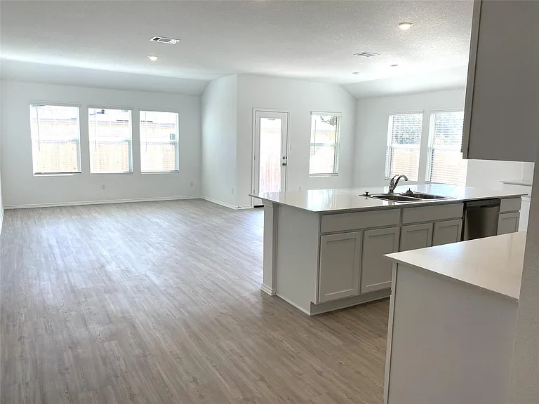 220 Hummingbird Flight Dr — Photo 3