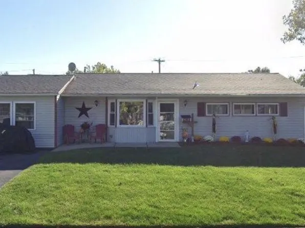 2 Idlewild Rd, Levittown, PA 19057