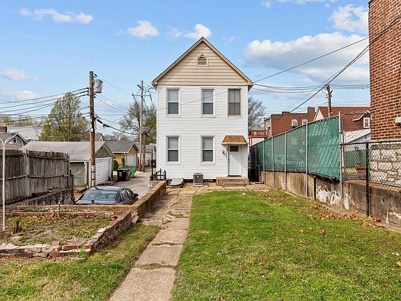 Front :HUGE fenced yard