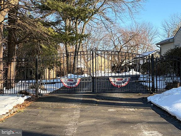 3rd image of 1901 Oxford Valley Rd