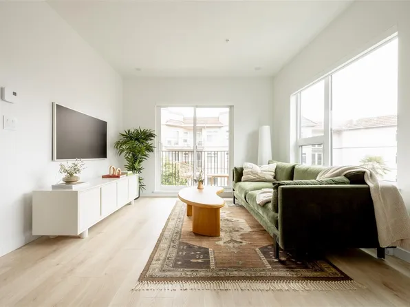 1075 Tillicum Rd #205, Esquimalt, BC V9A 2A4