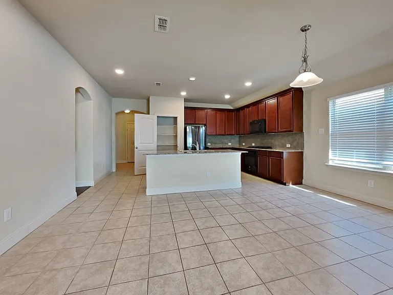 504 Fossil Creek Dr — Photo 5