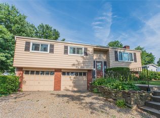 196 New Hampshire Dr, Lower Burrell, PA 15068